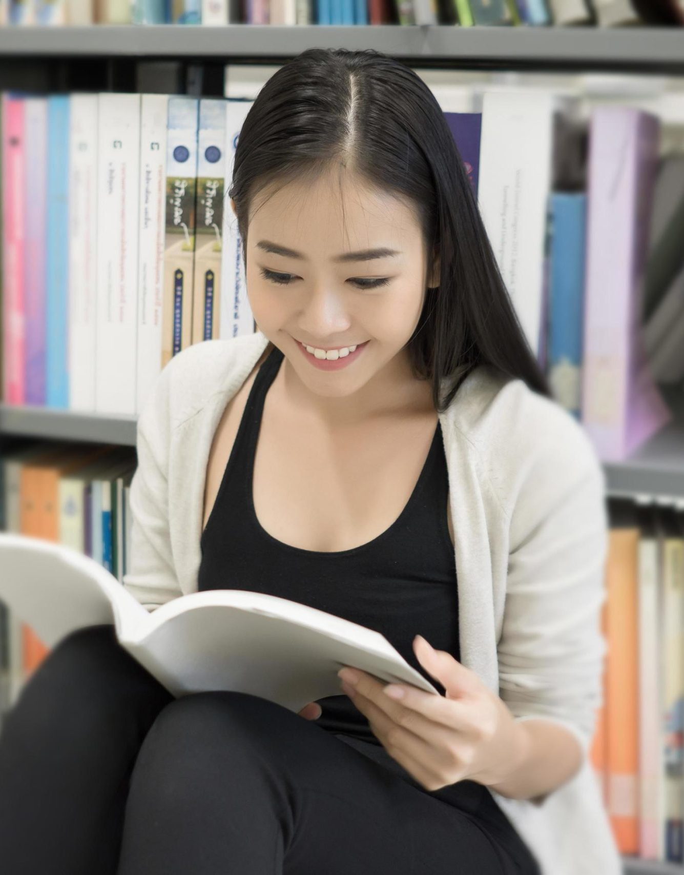 1954059 cancer asiatisk student pa biblioteket laser en bok fotona  Sách Quản Lý Chi Tiêu Cá Nhân & Giác Ngộ Tài Chính